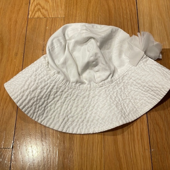 Carters 2T to 4 t white hat good condition - Picture 1 of 3